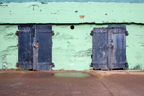 Dwa Stare Czarne Zardzewiałe Metalowe Drzwi Betonowej Ścianie — Zdjęcie stockowe