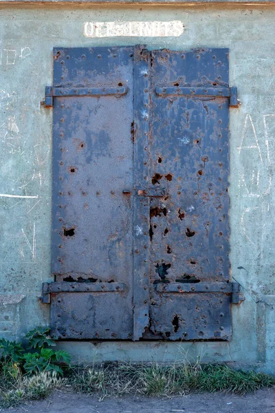 Velha Porta Metal Enferrujado Preto Parede Concreto — Fotografia de Stock