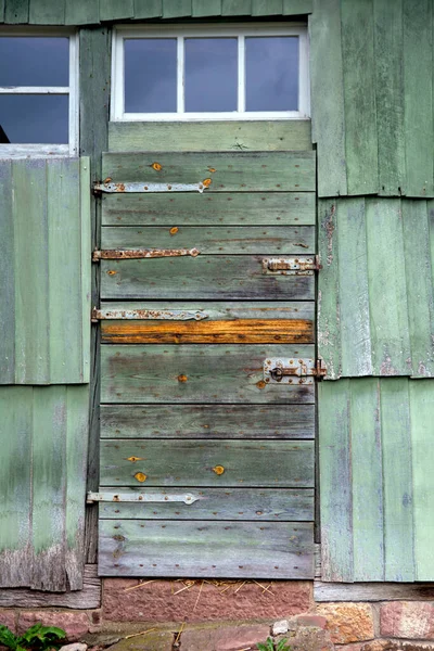 Close Porta Celeiro Madeira Verde — Fotografia de Stock