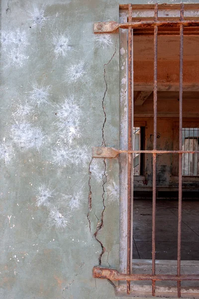 Parede Janela Com Grades Aço Edifício Abandonado — Fotografia de Stock