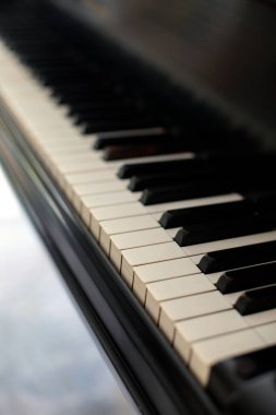 Eski siyah bir piyanonun klavyesine yaklaş