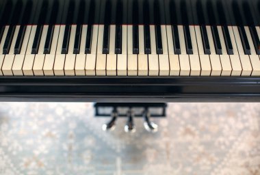 Eski siyah bir piyanonun klavyesine yaklaş