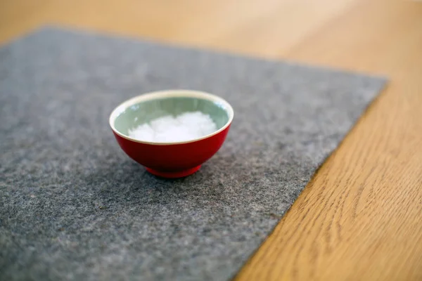 Pequena Tigela Vermelha Com Sal Mesa Madeira — Fotografia de Stock