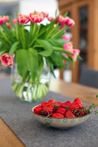 Tazón Tomates Jarrón Con Tulipanes Mesa Madera Interior — Foto de Stock