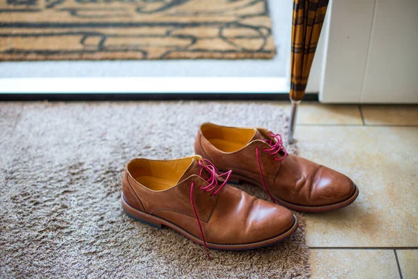 Braune Schuhe Und Ein Regenschirm Der Eingangstür — Stockfoto