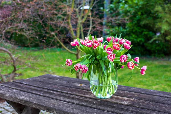 Houten Tafel Met Vaas Van Tulpen Terras Groene Tuin — Stockfoto