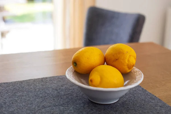 Drei Zitronen Einer Schüssel Auf Holztisch Drinnen — Stockfoto
