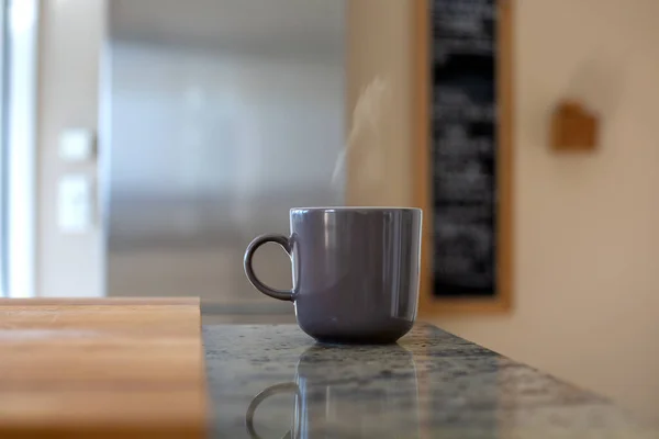 Primer Plano Taza Café Encimera Cocina Con Fondo Borroso — Foto de Stock