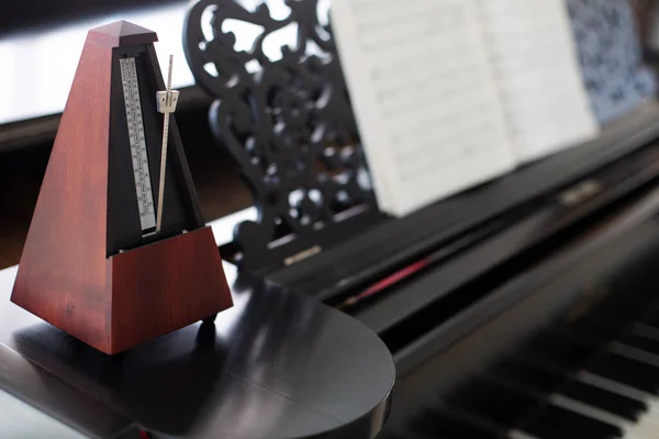 Wooden Metronome Old Black Piano — ストック写真
