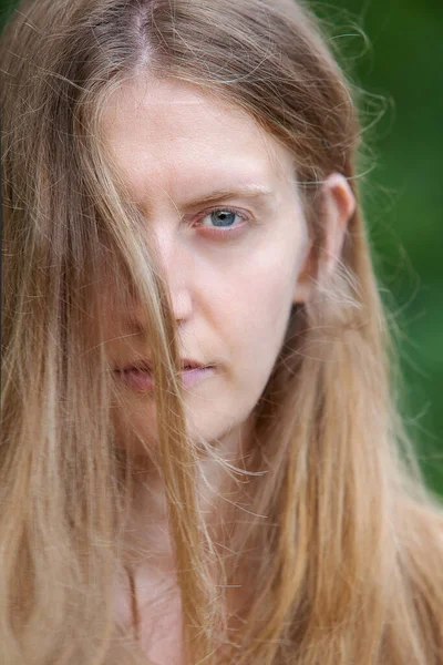 Portret Młodej Blond Kobieta Długimi Włosami — Zdjęcie stockowe