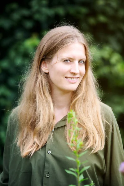 Jeune Femme Blonde Debout Extérieur Dans Nature Sourit — Photo