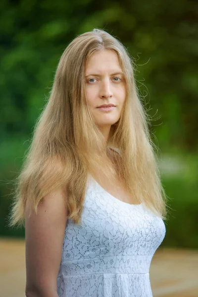 Junge Blonde Frau Steht Draußen Der Natur Und Lächelt — Stockfoto