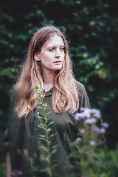 Ritratto Giovane Donna Bionda Piedi All Aperto Natura Cercando Sereno — Foto Stock