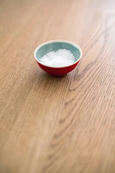 Tazón Rojo Pequeño Con Sal Mesa Madera — Foto de Stock