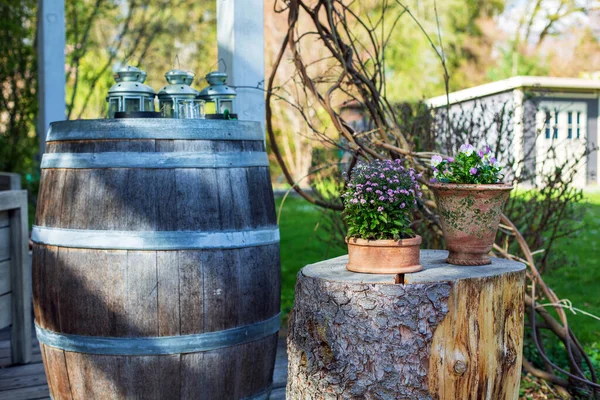 木制木桶和树桩 园中有花盆 — 图库照片