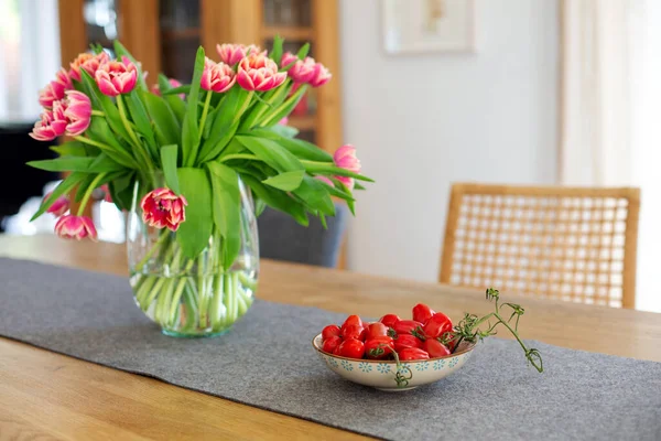 Bol Tomates Vase Avec Tulipes Sur Table Bois Intérieur — Photo