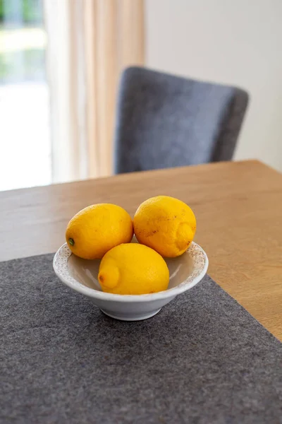 Tres Limones Tazón Sobre Una Mesa Madera Interior — Foto de Stock