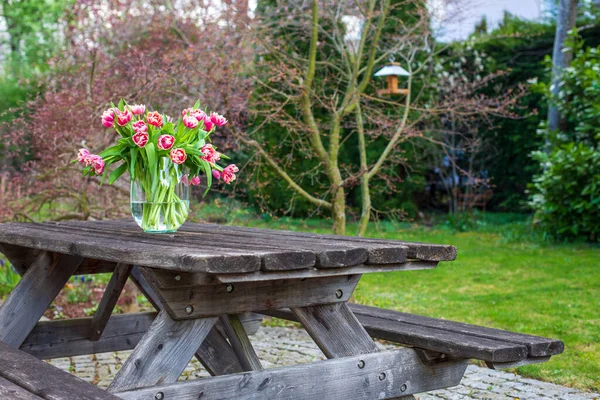 Table Bois Avec Vase Tulipes Sur Terrasse Dans Jardin Verdoyant — Photo