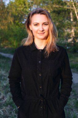 Parktaki genç esmer kadının portresi.