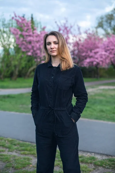 Portrait Young Brunette Woman Park Cherry Blossoms — Stockfoto