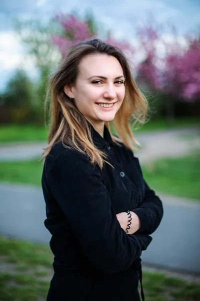 Portrait Jeune Femme Brune Dans Parc Avec Des Fleurs Cerisier — Photo