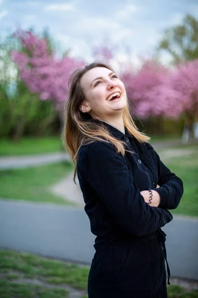 Retrato Jovem Morena Mulher Parque Com Flores Cereja — Fotografia de Stock