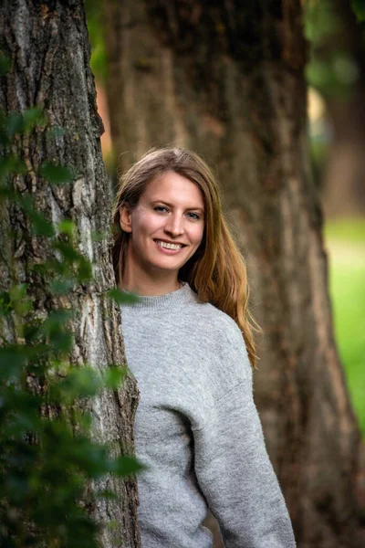 Ritratto Donna Bionda Piedi Tra Gli Alberi — Foto Stock