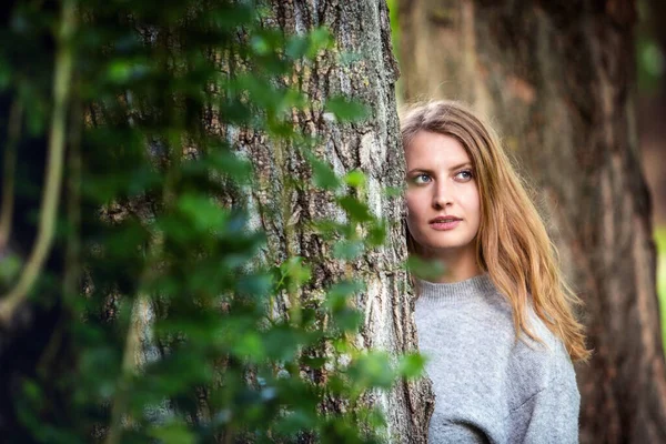 Portret Van Een Blonde Vrouw Tussen Bomen — Stockfoto