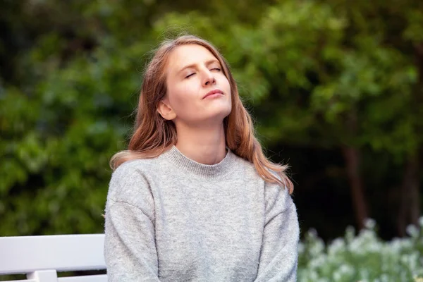 Blond Woman Sitting Bench Park Eyes Closed — Stock Photo, Image