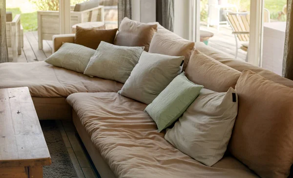 リビングルームにたくさんの枕がある大きなソファ — ストック写真