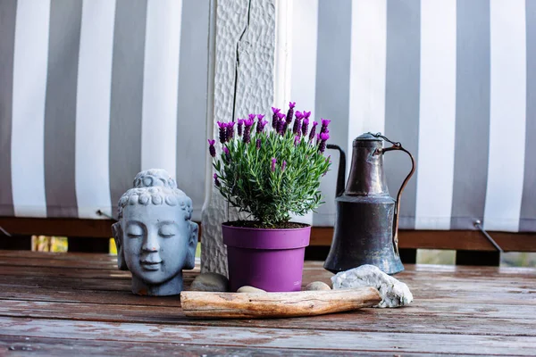 Natura Morta Con Lavanda Testa Buddha Vecchia Brocca Rame Terrazza — Foto Stock