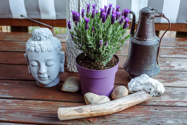 Stillleben Mit Lavendel Buddhakopf Und Altem Kupferkrug Auf Holzterrasse — Stockfoto