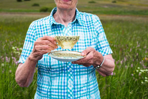 Gros Plan Femme Âgée Tenant Une Tasse Thé — Photo