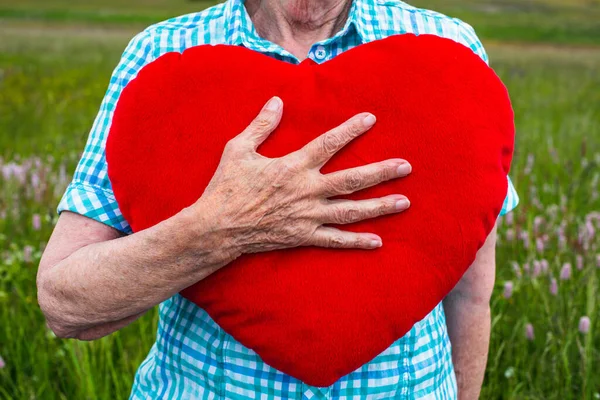 Nahaufnahme Einer Älteren Frauenhand Die Ein Rotes Flauschiges Herz Hält — Stockfoto