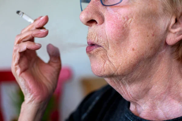 Primer Plano Una Anciana Arrugada Fumando Cigarrillo —  Fotos de Stock