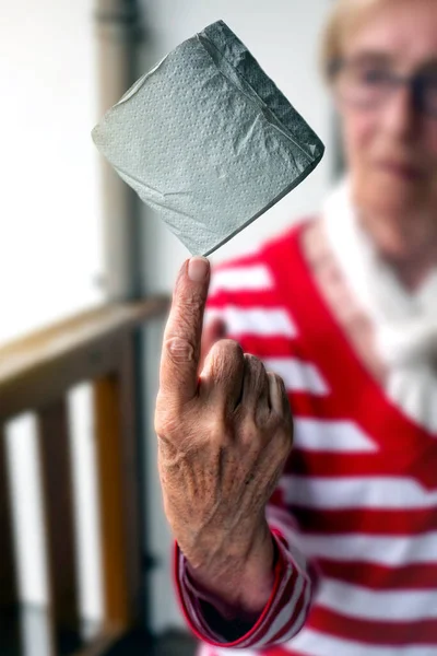 Nahaufnahme Einer Älteren Frau Die Toilettenpapier Auf Ihrem Finger Balanciert — Stockfoto