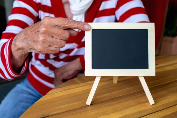 Nahaufnahme Einer Älteren Frauenhand Die Auf Eine Tafel Zeigt — Stockfoto