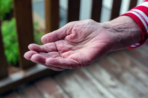 Nahaufnahme Der Hand Älterer Frauen Freien — Stockfoto