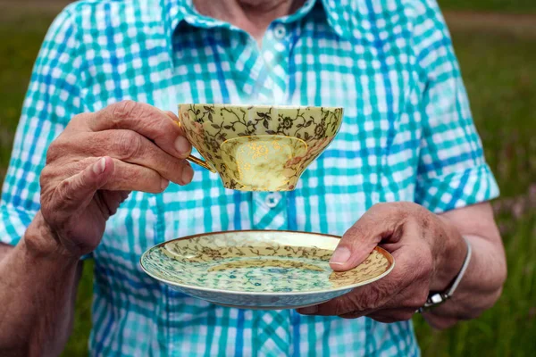 Nahaufnahme Einer Älteren Frau Mit Einer Teetasse — Stockfoto