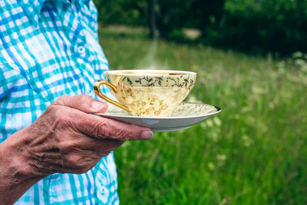 Nahaufnahme Einer Älteren Frau Mit Einer Teetasse — Stockfoto
