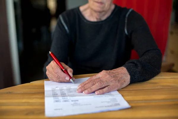Nahaufnahme Einer Älteren Frauenhand Beim Unterschreiben Eines Papiers — Stockfoto