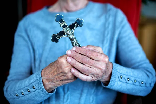 Nahaufnahme Einer Älteren Frau Mit Einem Kreuz Den Händen — Stockfoto