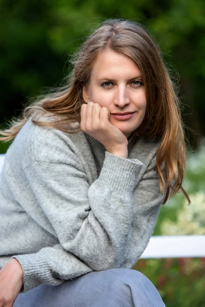 Portrait Femme Blonde Assise Extérieur Dans Parc Sur Banc Blanc — Photo