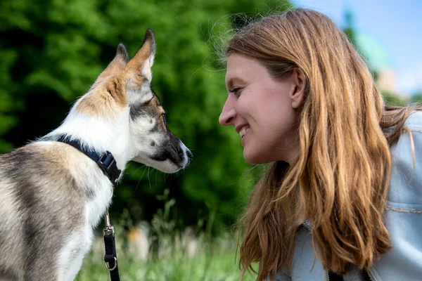 屋外で子犬を飼っている女性の肖像画 — ストック写真