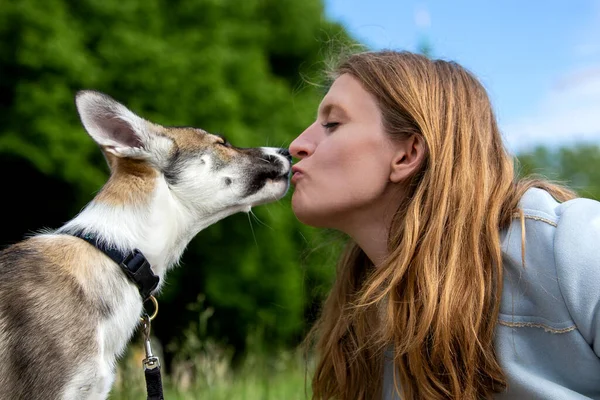 Portrait Woman Kissing Her Puppy Dog Outdoors — Stock Photo, Image