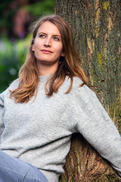 Retrato Una Mujer Rubia Sentada Aire Libre Árbol —  Fotos de Stock