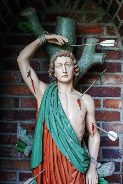 Houten Standbeeld Van Jezus Christus Met Pijlen — Stockfoto