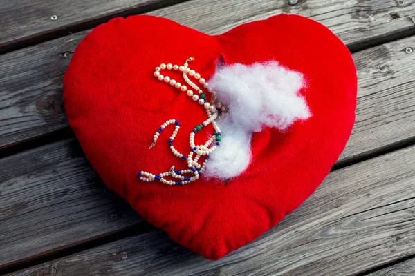 Vermelho Rasgado Recheado Coração Com Jóias Deitado Chão — Fotografia de Stock