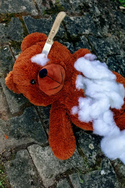Boneka Beruang Yang Menawan Tergeletak Lantai Hancur Dengan Pisau — Stok Foto