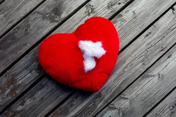 Vermelho Rasgado Recheado Coração Deitado Chão — Fotografia de Stock